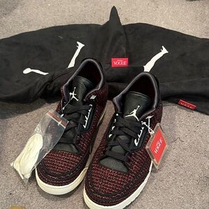 Vogue Women's Black and Burgundy Sneaker